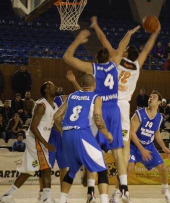 CSM Bucureşti câştigă din nou pe teren propriu